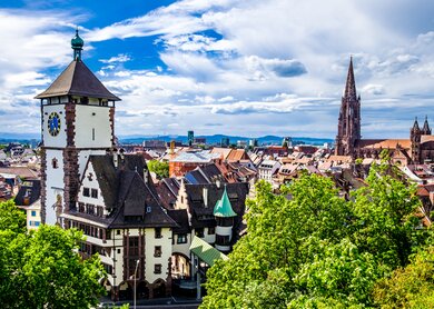 Historische Gebaeude in der berühmten Altstadt von Freiburg im Breisgau | © Gettyimages.com/FooTToo