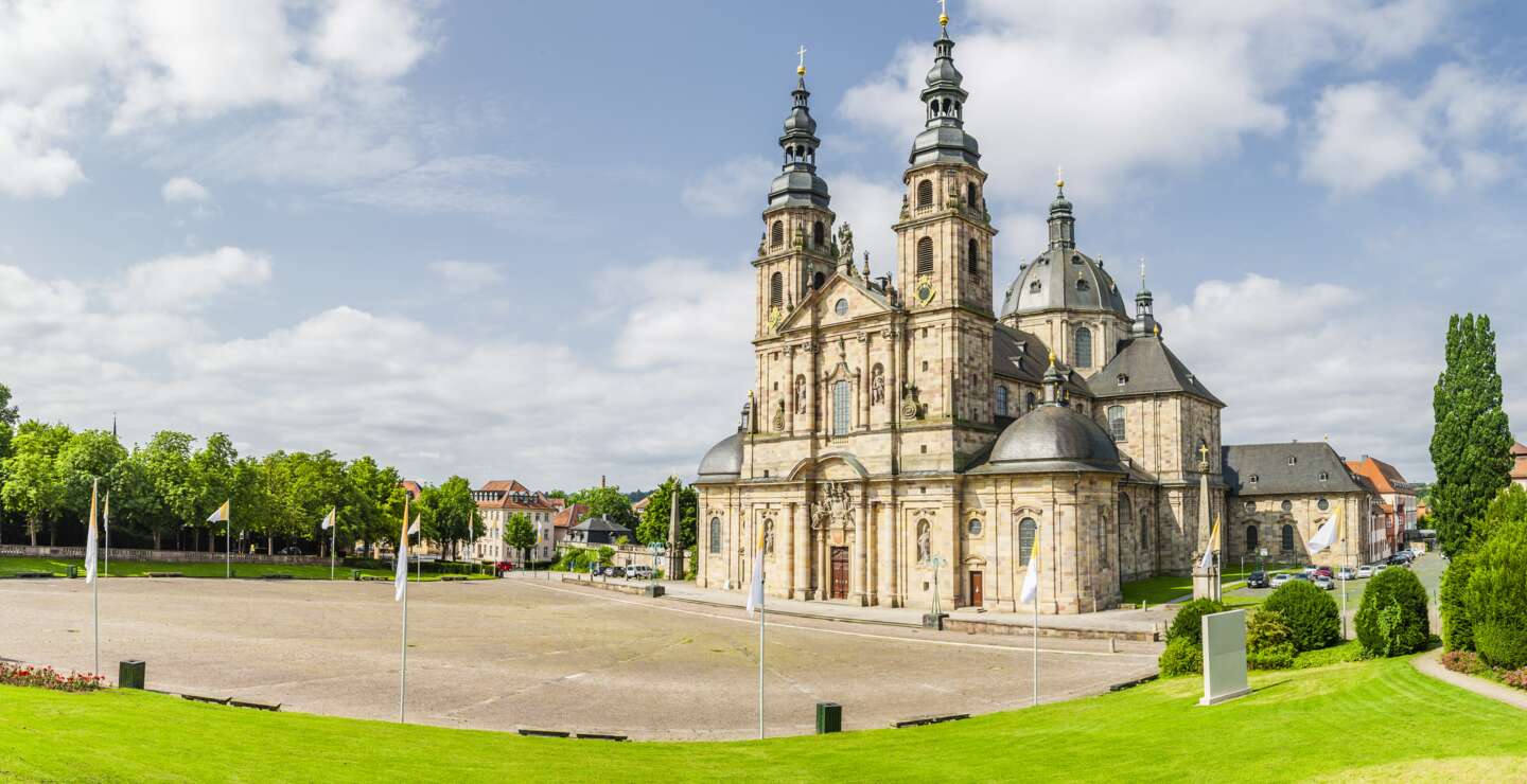 Domplatz mit Dom in Fulda bei gutem Wetter im Sommer | © Gettyimages.com/by-studio