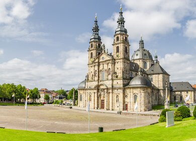 Domplatz mit Dom in Fulda bei gutem Wetter im Sommer | © Gettyimages.com/by-studio