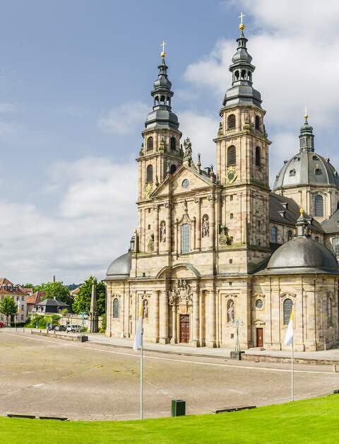 Domplatz mit Dom in Fulda bei gutem Wetter im Sommer | © Gettyimages.com/by-studio