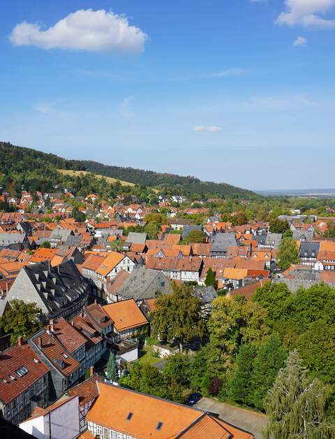 Panoramablick von der Marktkirche in die Altstadt von Goslar bei gutem Wetter | © Gettyimages.com/Birgit Puck