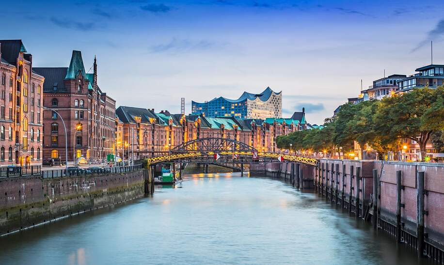 Zoll-Kanal in der alten Speicherstadt Speicherstadt in Hamburg, Deutschland mit Elbphilharmonie Konzertsaal im Hintergrund  | © Gettyimages.com/Paul Siepker