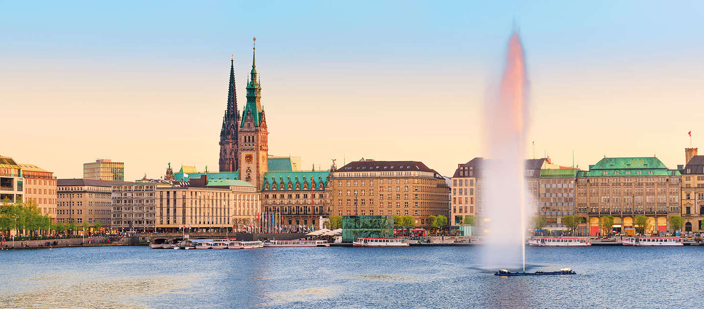 Alstersee in Hamburg mit Alsterfontäne und Blick auf den Jungfernstieg | © Gettyimages.com/FabianWentzel