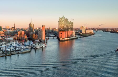 Weiter Panorama-Drohnenblick über den Fluss Elbe in Hamburg  | © Gettyimages.com/Jonas Weinitschke