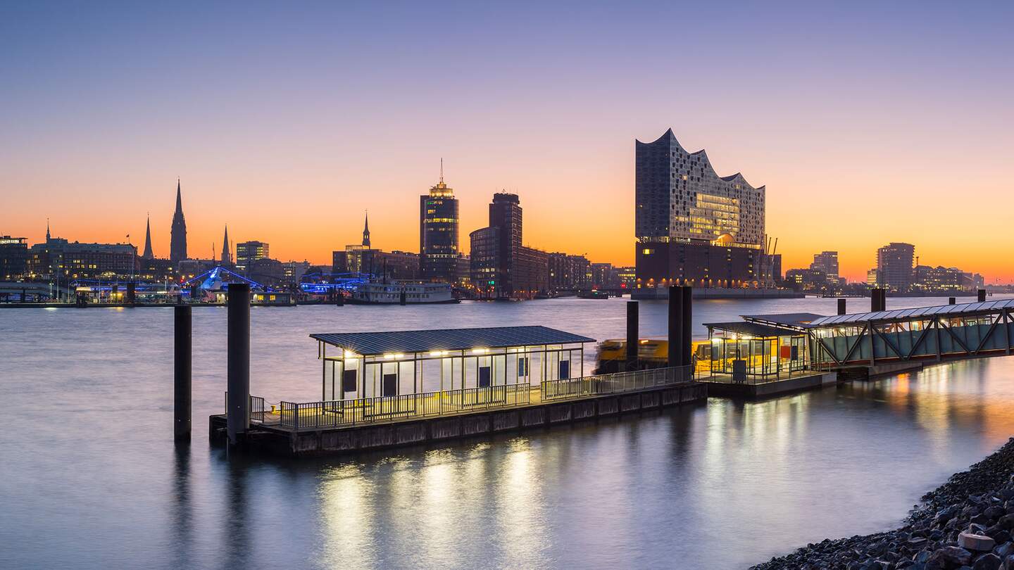 Blick über die Elbe in Hamburg Deutschland. Der Hamburger Hafen am Morgen mit einigen der berühmten Wahrzeichen im Hintergrund. | © Gettyimages.com/mf-guddyx