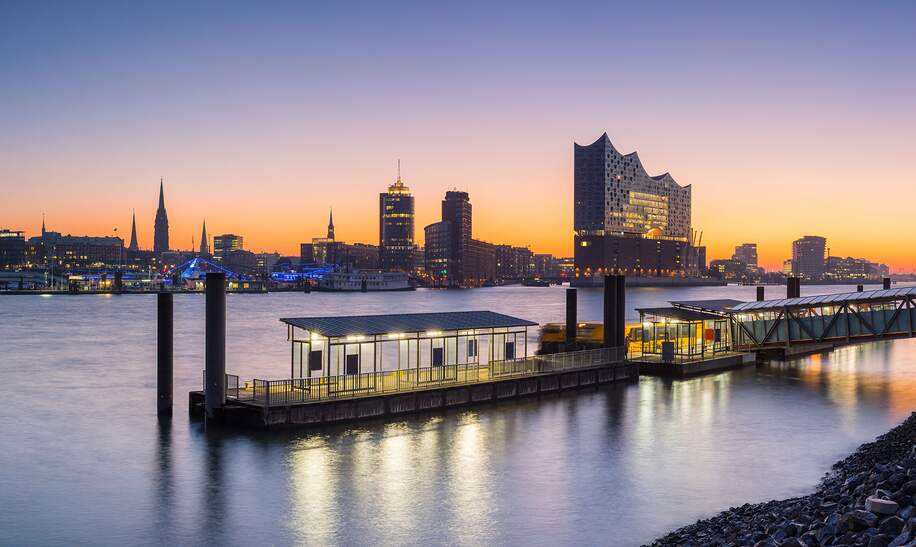 Blick über die Elbe in Hamburg Deutschland. Der Hamburger Hafen am Morgen mit einigen der berühmten Wahrzeichen im Hintergrund. | © Gettyimages.com/mf-guddyx
