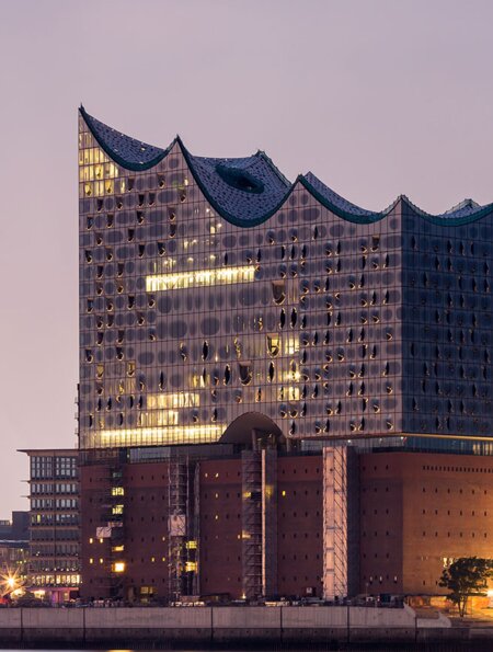 Elbphilharmonie Hamburg bei Anbruch der Dunkelheit | © Gettyimages.com/Fabian Wentzel