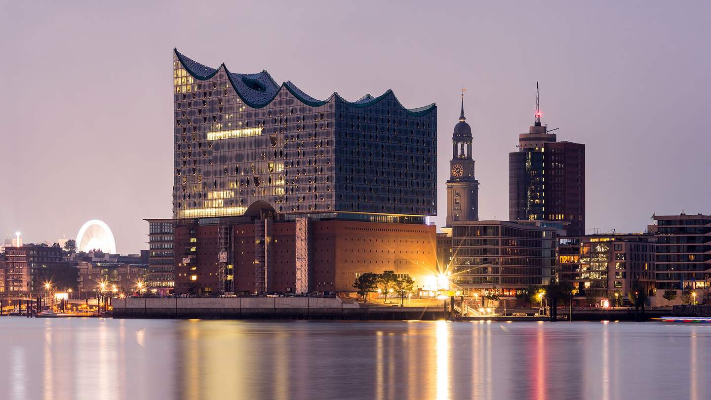 Elbphilharmonie Hamburg bei Anbruch der Dunkelheit | © Gettyimages.com/Fabian Wentzel