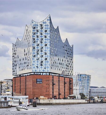Nahaufnahme der Elbpilharmonie, der blaue Himmel spiegelt sind in der Hausfassade | © Mediaserver Hamburg/Julia Schwendner