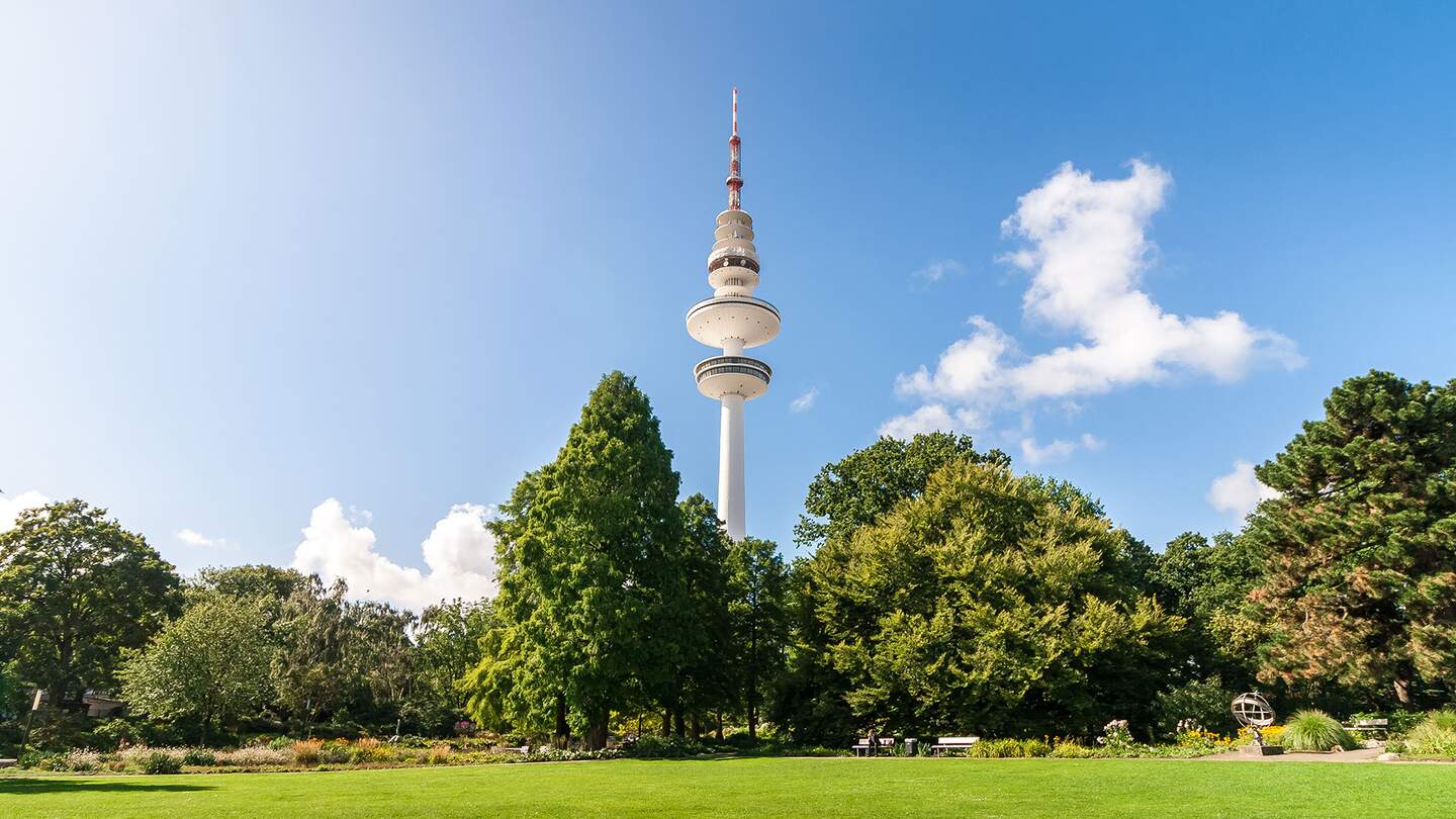 Planten und Blomen mit gruener Wiese mit Baeumen und dem Hamburger Fernsehturm im Hintergrund | © Gettyimages.com/JensHN