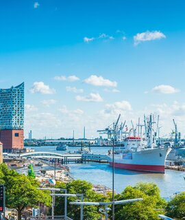 Panoramablick über die Uferpromenade im Zentrum Hamburgs, von den Landungsbrueckenvillen ueber das ikonische Gebaeude der Elbphilharmonie bis zu den Schiffen im geschaeftigen Hafen des Hamburger Hafens | ©  Gettyimages.com/fotoVoyager