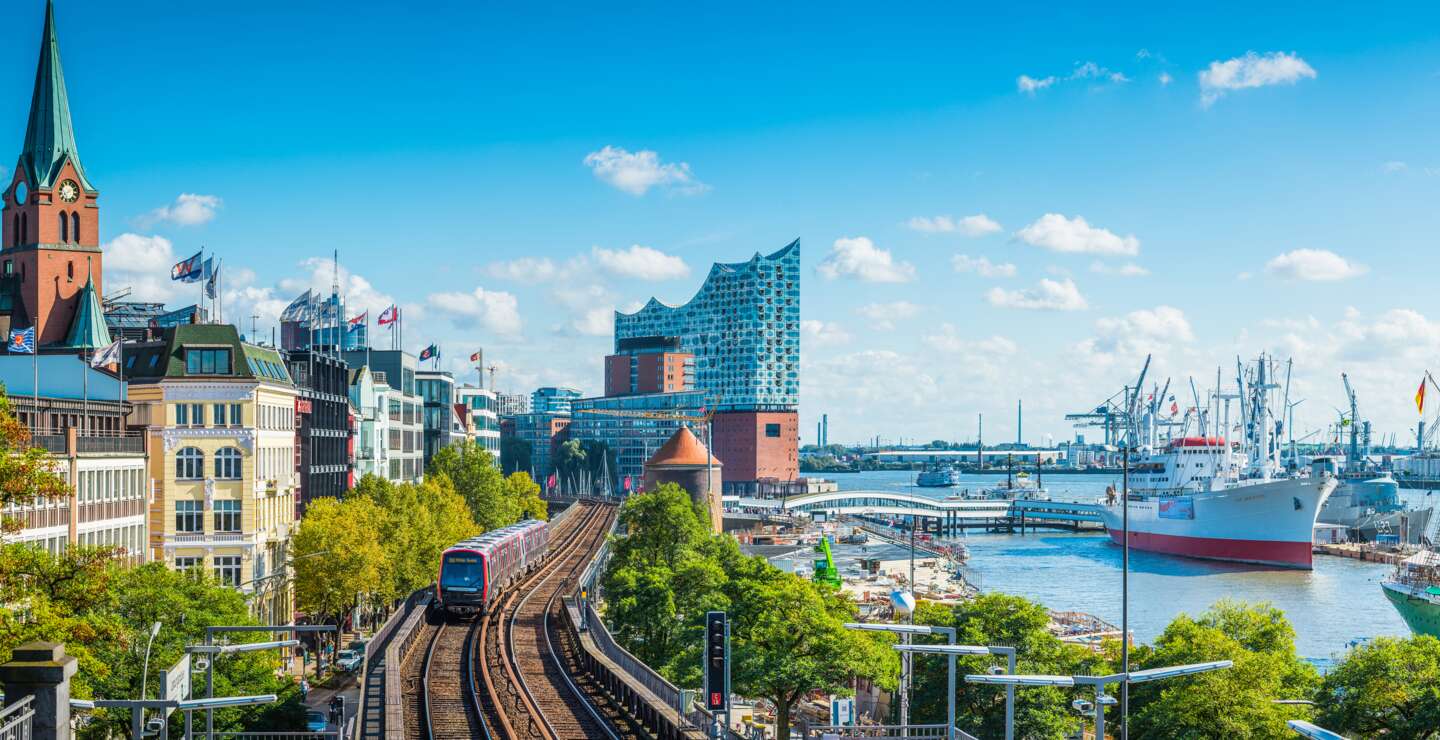 Panoramablick über die Uferpromenade im Zentrum Hamburgs, von den Landungsbrueckenvillen ueber das ikonische Gebaeude der Elbphilharmonie bis zu den Schiffen im geschaeftigen Hafen des Hamburger Hafens | ©  Gettyimages.com/fotoVoyager