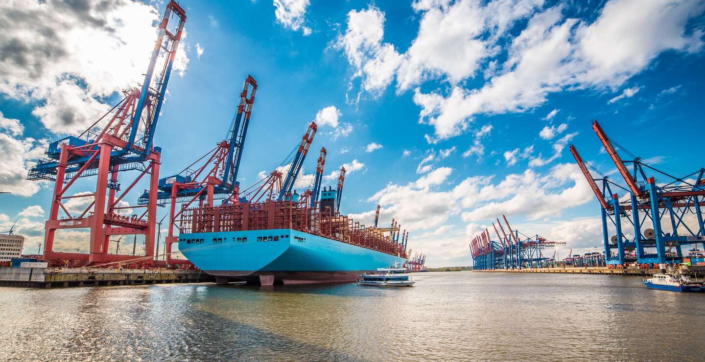 Hafen von Hamburg mit rot und blauen Kraenen auf dem Wasser | © Gettyimages.com/Paul Siepker