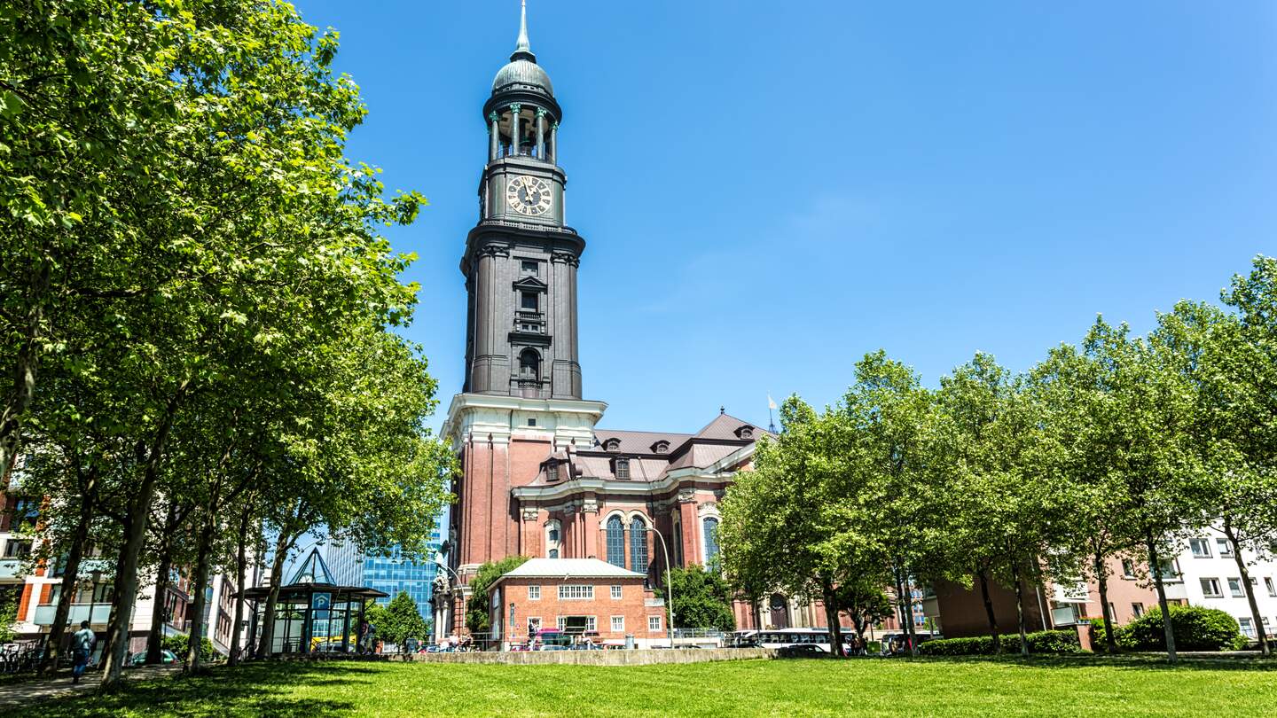 St. Michaeliskirche in Hamburg mit gruener Wiese und Baeumen | © Gettyimages.com/querbeet Kadri Oliver Alkan