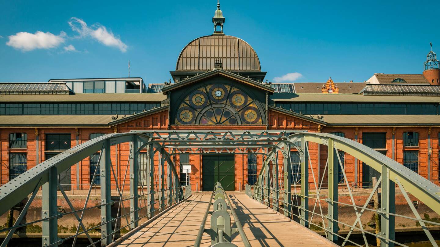 Der Hamburger Fischauktionshalle am Fischmarkt von Aussen | © Gettyimages.com/Sabine Wagner