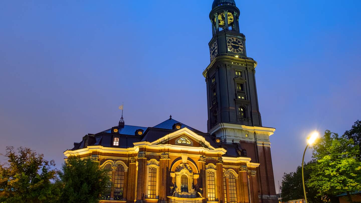 Die Hauptkirche St. Michaelis in Hamburg bei Nacht | © Gettyimages.com/elxeneize