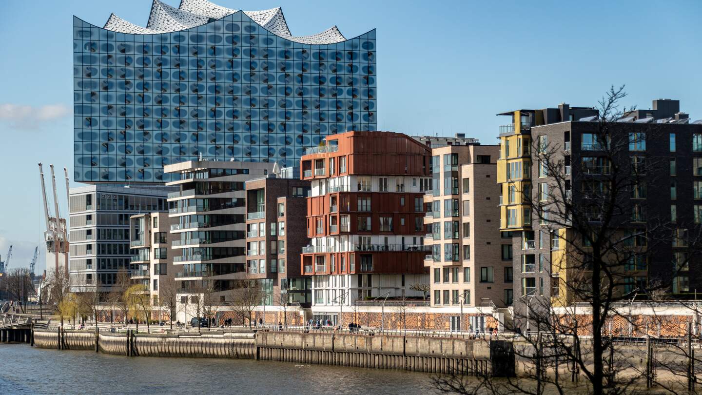 Hamburg mit der Skyline von Grasbrookhafen. Im Hintergrund die Elbphilharmonie | © Gettyimages.com/Olaf Unger