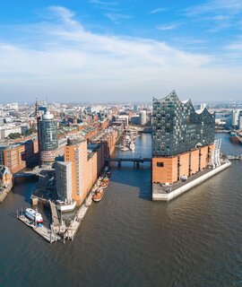Luftaufnahme ueber der Elbe auf die Hamburger Skyline und Elbphilharmonie | © Gettyimages.com/golero