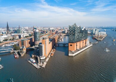 Luftaufnahme ueber der Elbe auf die Hamburger Skyline und Elbphilharmonie | © Gettyimages.com/golero