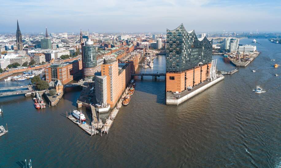 Luftaufnahme ueber der Elbe auf die Hamburger Skyline und Elbphilharmonie | © Gettyimages.com/golero