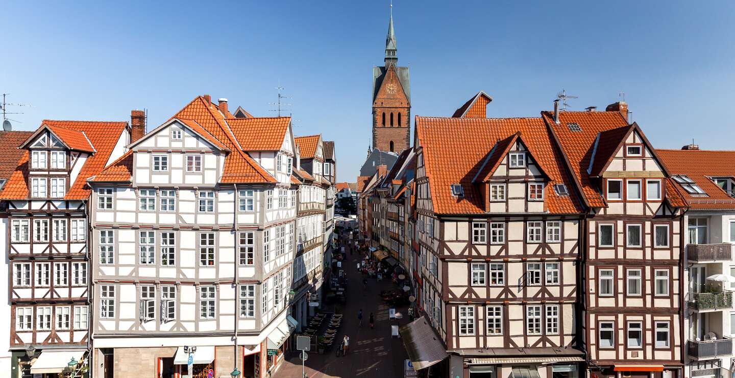 Schoene Aussicht auf die Altstadt von Hannover mit Fachwerkhaeusern und dem Kirchturm im Hintergrund | © Gettyimages.com/Sebastian Grote