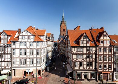 Schoene Aussicht auf die Altstadt von Hannover mit Fachwerkhaeusern und dem Kirchturm im Hintergrund | © Gettyimages.com/Sebastian Grote
