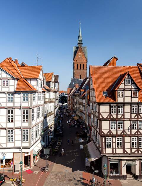 Schoene Aussicht auf die Altstadt von Hannover mit Fachwerkhaeusern und dem Kirchturm im Hintergrund | © Gettyimages.com/Sebastian Grote