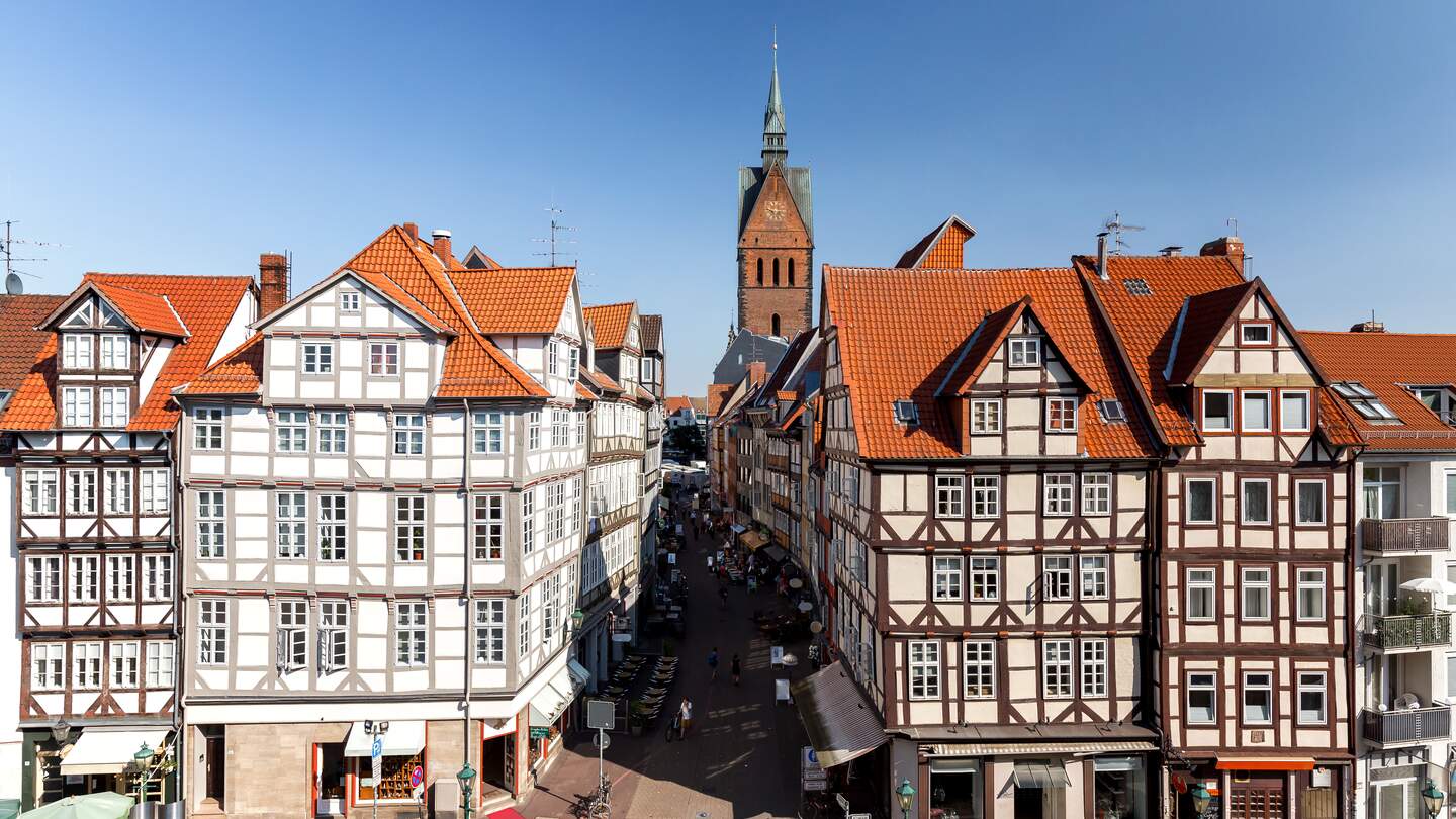 Schoene Aussicht auf die Altstadt von Hannover mit Fachwerkhaeusern und dem Kirchturm im Hintergrund | © Gettyimages.com/Sebastian Grote