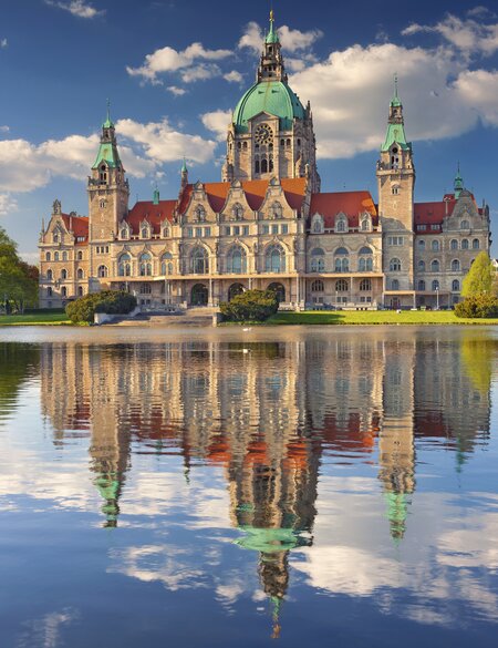 Blick auf Neue Rathause in Hannover mit See im Vordergrund und blauem Himmel im Fruehling | © Gettyimages.com/RudyBalasko