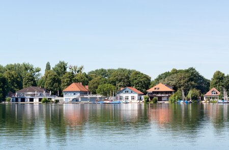 Yacht Club Gebaeude im Sommer am Maschsee in Hannover mit hellblauem Himmel | © Gettyimages.com/villy_yovcheva