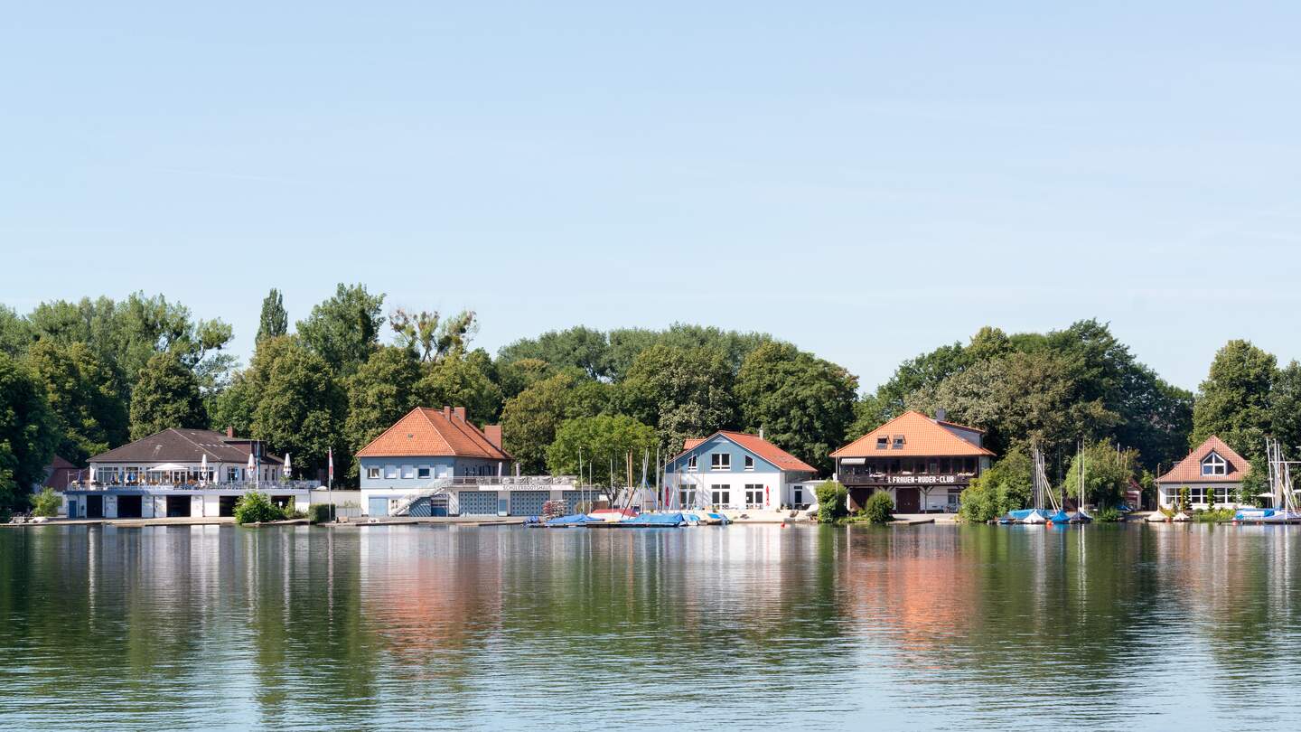 Yacht Club Gebaeude im Sommer am Maschsee in Hannover mit hellblauem Himmel | © Gettyimages.com/villy_yovcheva