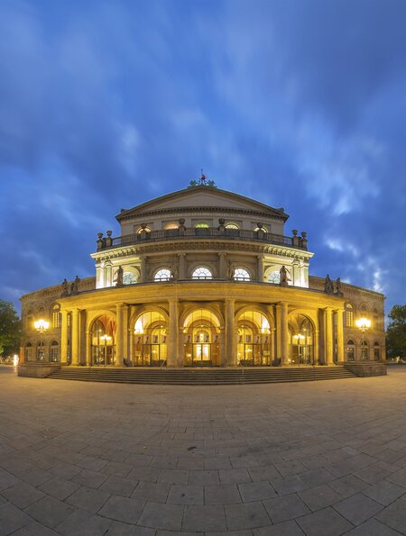 Weitwinkelansicht auf die beleuchtete Staatsoper in Hannover bei Nacht   | © Gettyimages.com/igmarx