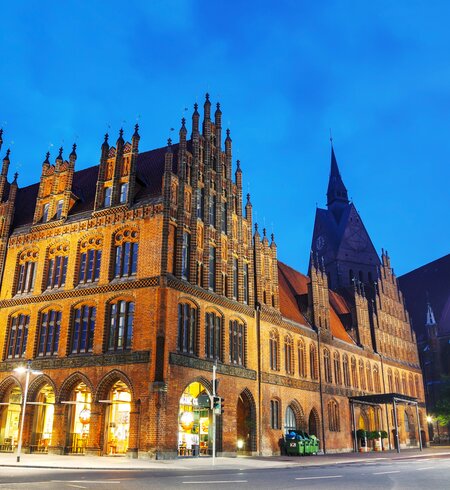 Beleuchtetes altes Rathausgebaeude am Hanns-Lilje-Platz in Hannover bei Nacht | © Gettyimages.com/AndreyKrav
