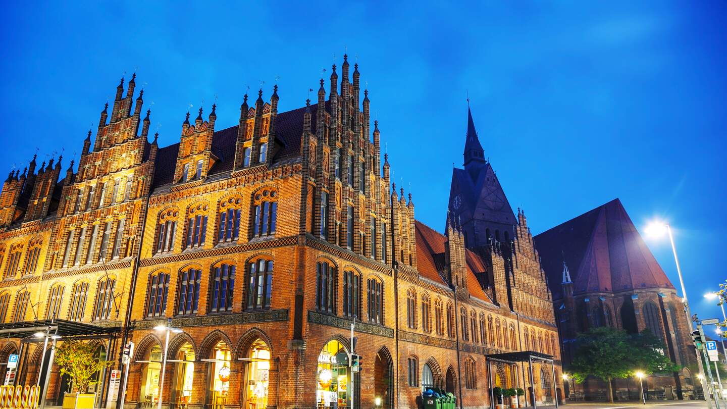 Beleuchtetes altes Rathausgebaeude am Hanns-Lilje-Platz in Hannover bei Nacht | © Gettyimages.com/AndreyKrav