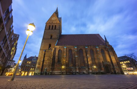 Untersicht auf die Marktkirche in Hannover am Abend im Licht einer Laterne | © Gettyimages.com/igmarx