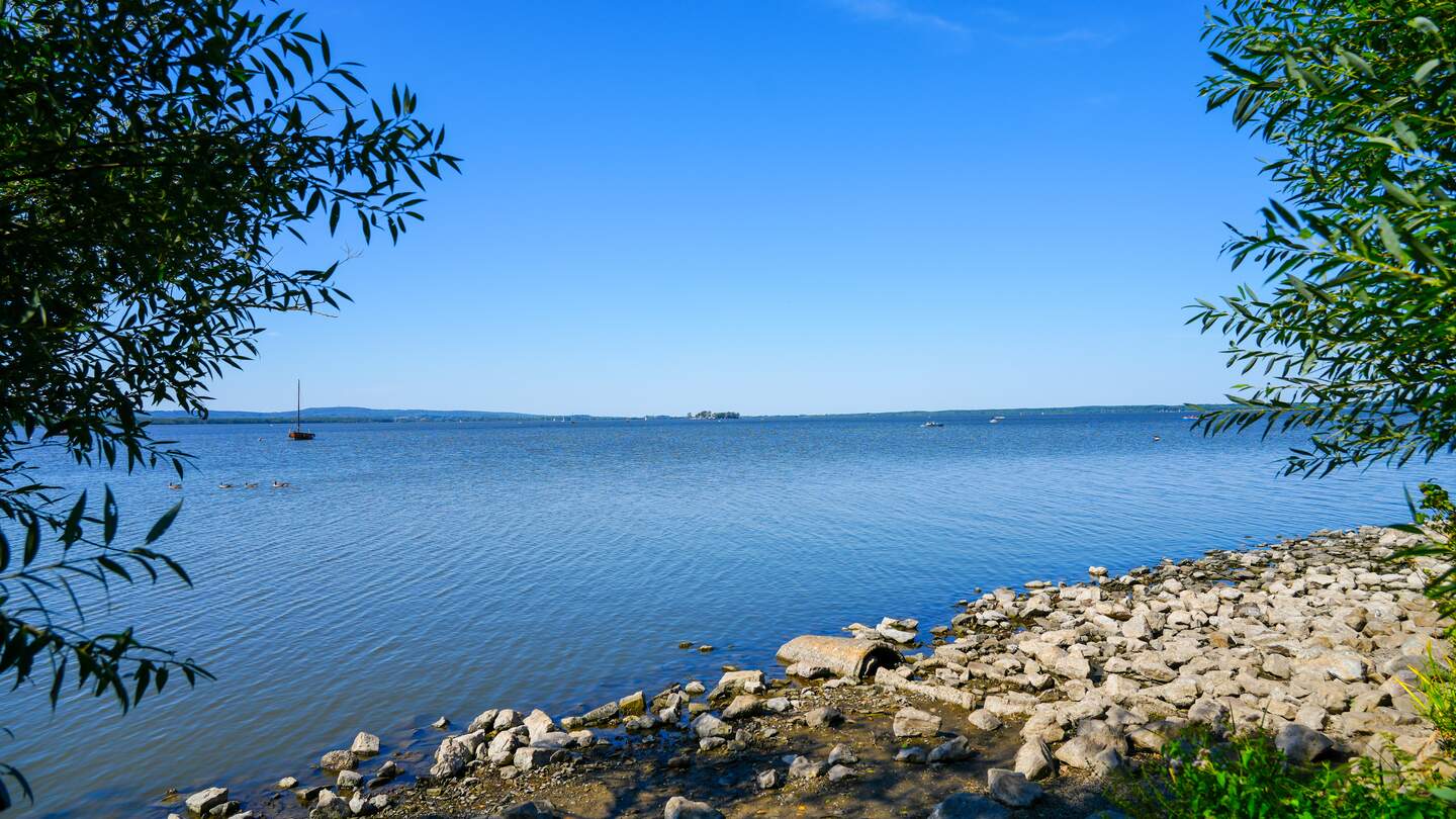 Blick auf das Steinhuder Meer bei Hannover mit der umliegenden Natur und blauem Himmel | © Gettyimages.com/EllyMiller