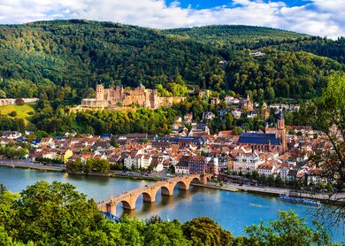 Panoramablick auf die Stadt Aschaffenburg an der Neckar und Berge im Hintergrund | © Gettyimages.com/freeartist