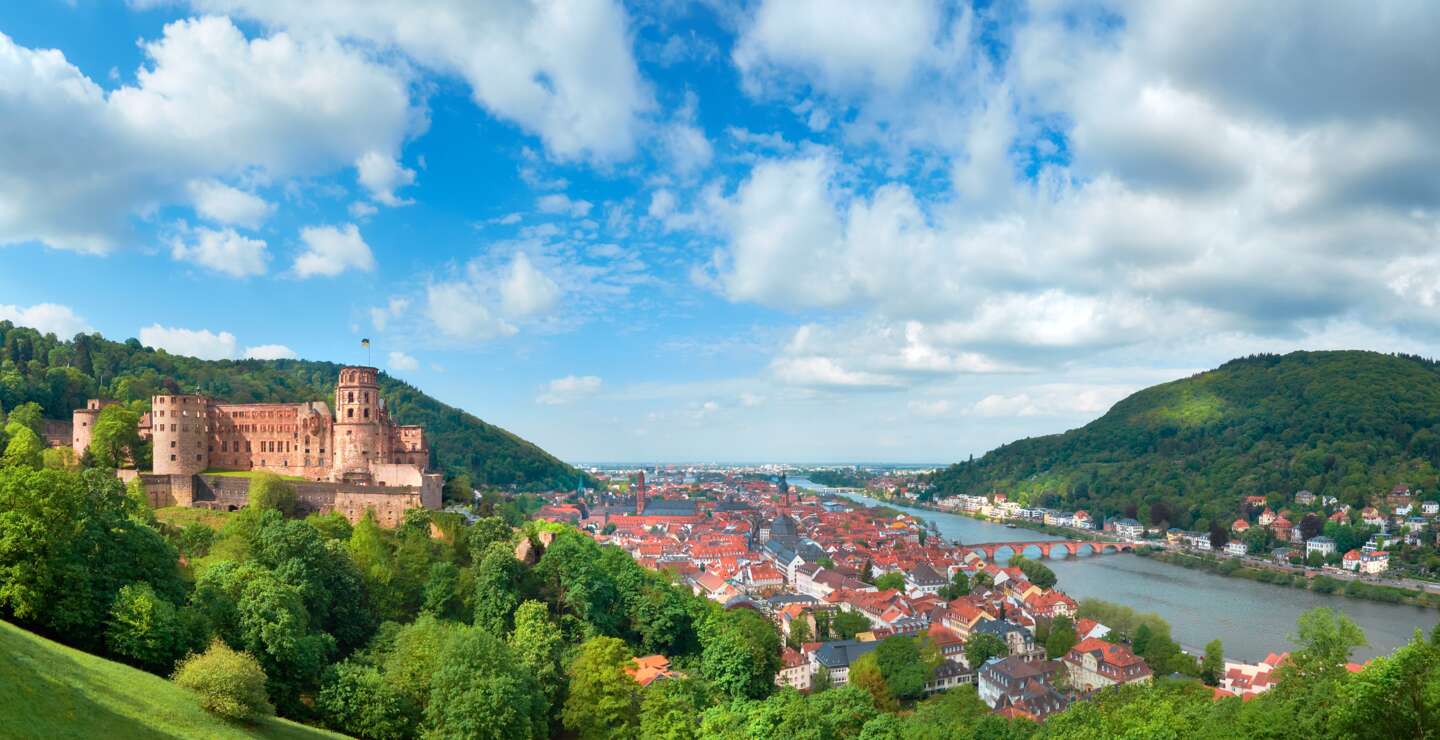 Heidelberger Stadt in Deutschland und Ruine des Heidelberger Schlosses im Fruehling | © Gettyimages.com/anyaivanova