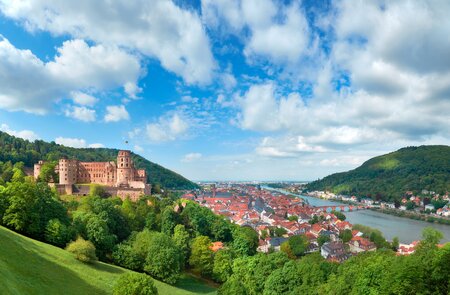 Heidelberger Stadt in Deutschland und Ruine des Heidelberger Schlosses im Fruehling | © Gettyimages.com/anyaivanova