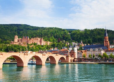 Blick auf die Karl-Theodor-Bruecke in Heidelberg | © Gettyimages.com/SerrNovik