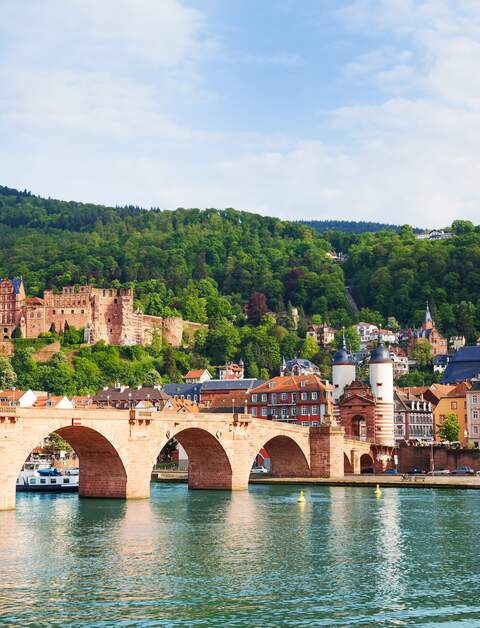 Blick auf die Karl-Theodor-Bruecke in Heidelberg | © Gettyimages.com/SerrNovik