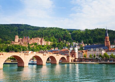 Blick auf die Karl-Theodor-Bruecke in Heidelberg | © Gettyimages.com/SerrNovik