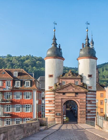 Altes Brueckentor an der Karl-Theodor-Bruecke in Heidelberg | © Gettyimages.com/bbsferrari