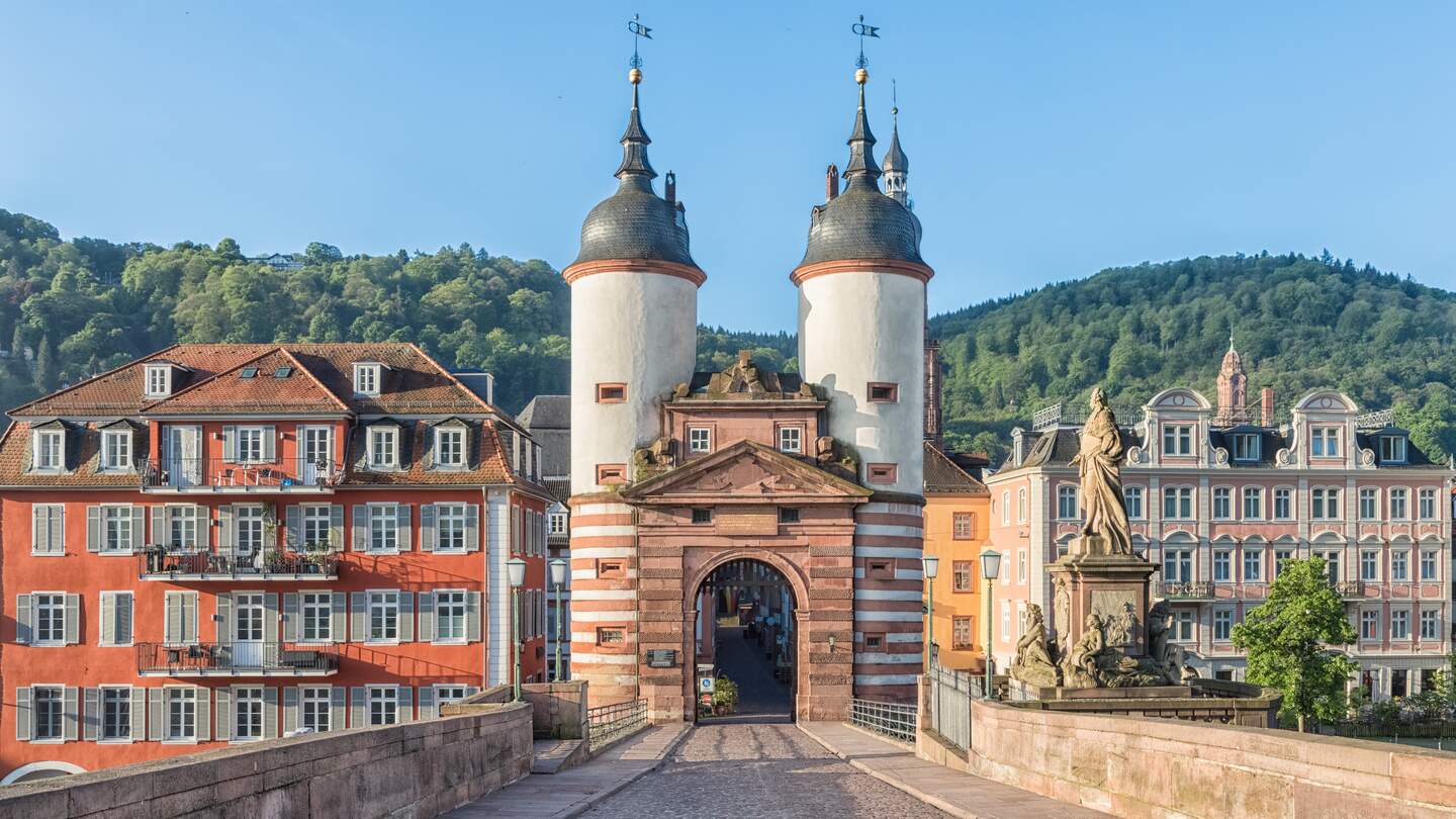Altes Brueckentor an der Karl-Theodor-Bruecke in Heidelberg | © Gettyimages.com/bbsferrari