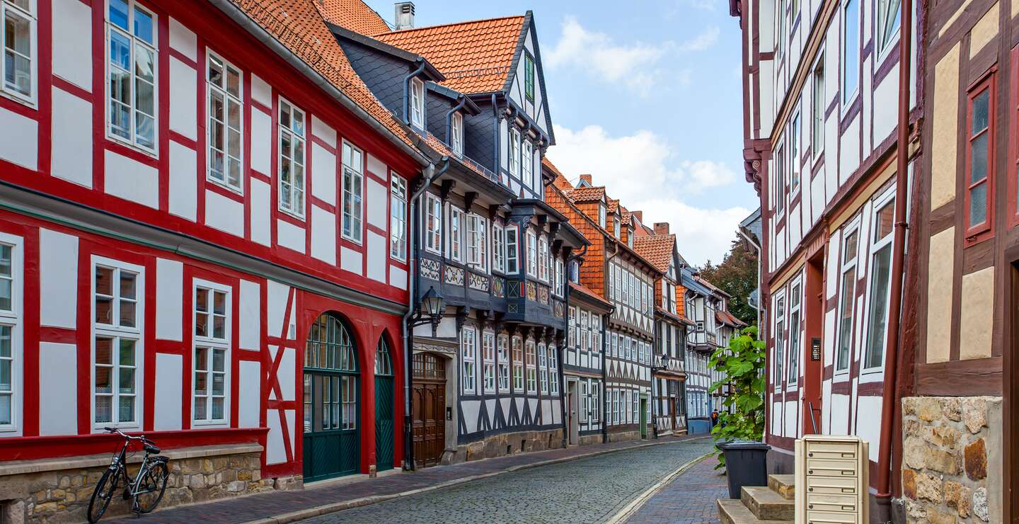 Strasse mit bunten Fachwerkhaeuser der Altstadt von Hildesheim | © Gettyimages.com/zoom-zoom