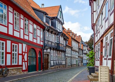 Strasse mit bunten Fachwerkhaeuser der Altstadt von Hildesheim | © Gettyimages.com/zoom-zoom