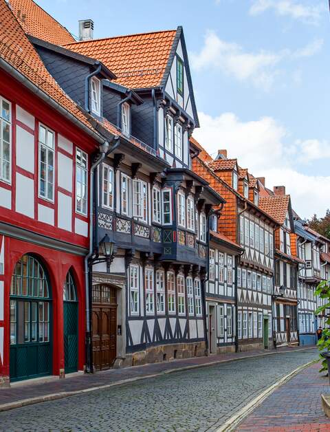 Strasse mit bunten Fachwerkhaeuser der Altstadt von Hildesheim | © Gettyimages.com/zoom-zoom