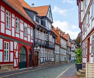 Strasse mit bunten Fachwerkhaeuser der Altstadt von Hildesheim | © Gettyimages.com/zoom-zoom