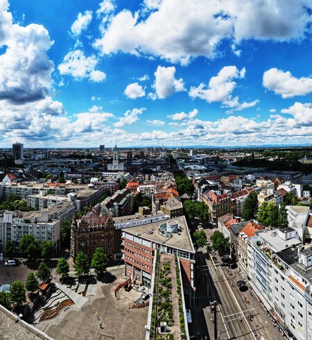 Luftaufnahme des Panoramas von Karlsruhe mit Wolken und blauem Himmel | © Gettyimages.com/Manuel Koecher