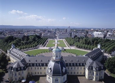 Blick vom Turm des Karlsruher Schlosses auf die Stadt und den Schlosspark | © Gettyimages.com/rotofrank